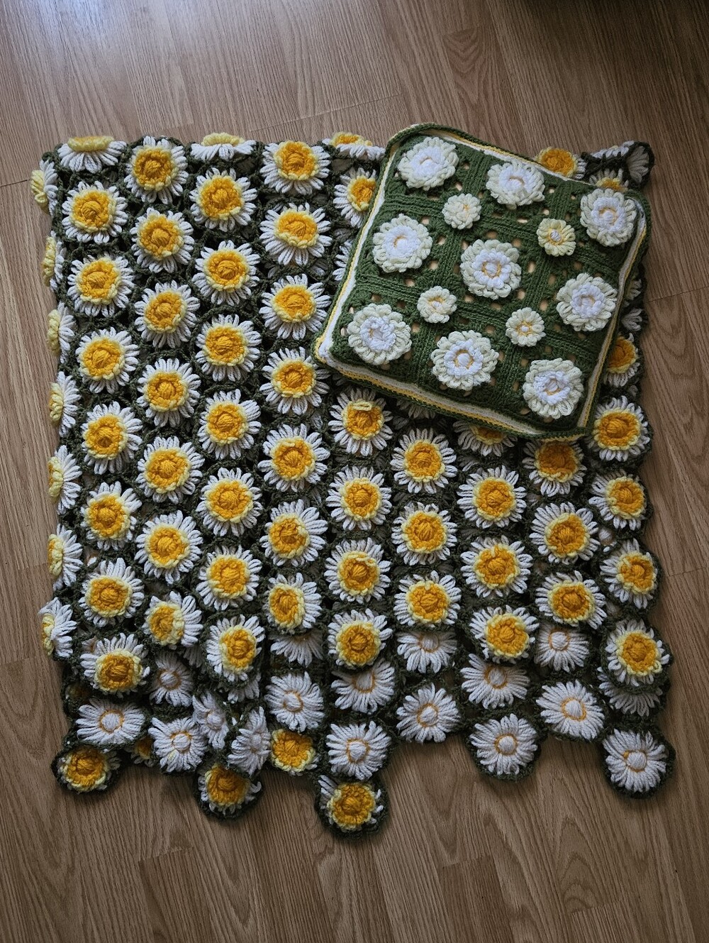 Vintage 70s Handmade Crochet 3D Daisy Afghan Blanket Pillow Set Boho Cottagecore